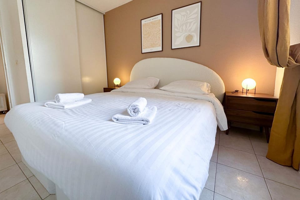 Bed, Photo of the whole room, Bedroom, storage, towels