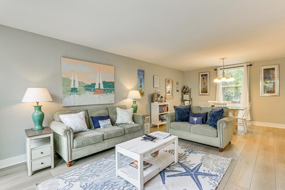Walk to Beach: Coligny Gem w/ Community Perks! House in South Forest Beach