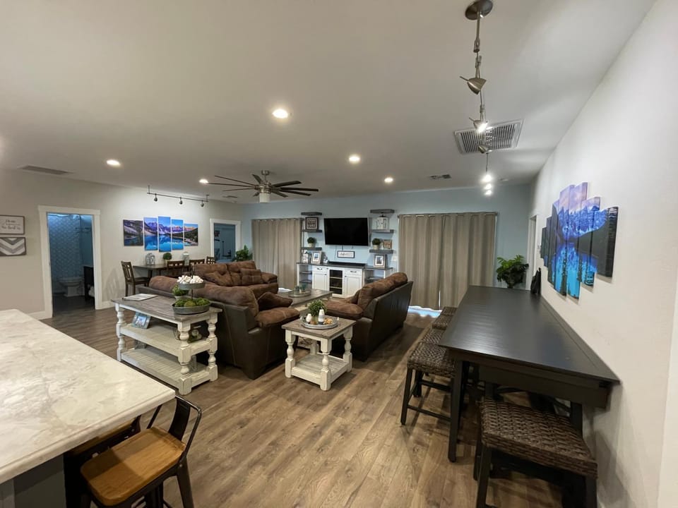 TV and multimedia, Kitchen or kitchenette, Living room, Seating area, Dining area