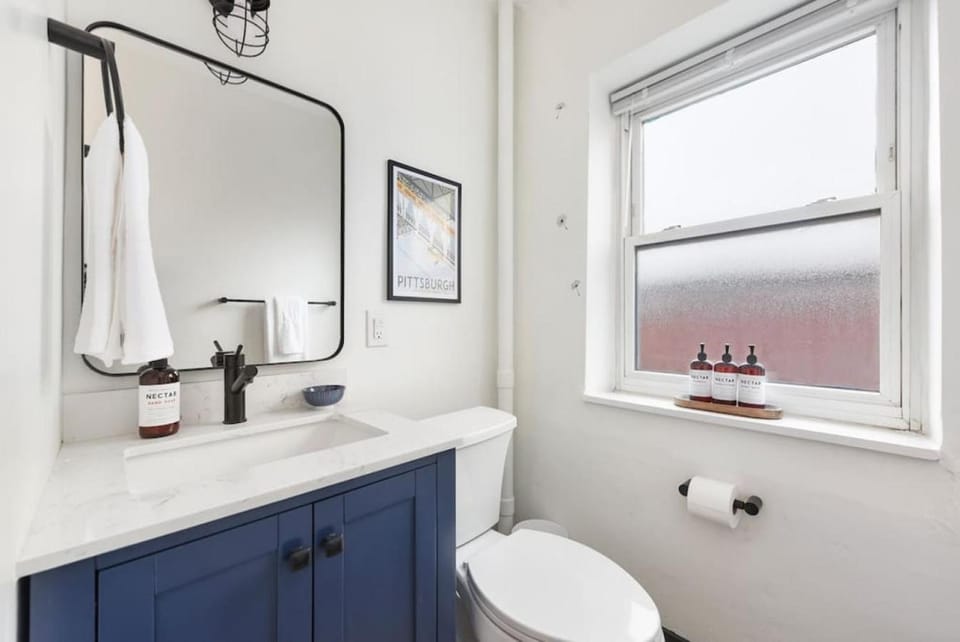 HostWise Stays - Butler St, Off-Street Parking, Brand New! Apartment in Pittsburgh