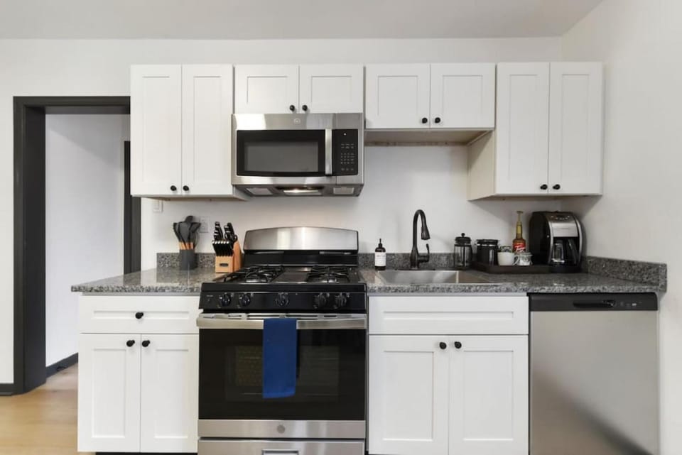 HostWise Stays - Butler St, Off-Street Parking, Brand New! Apartment in Pittsburgh