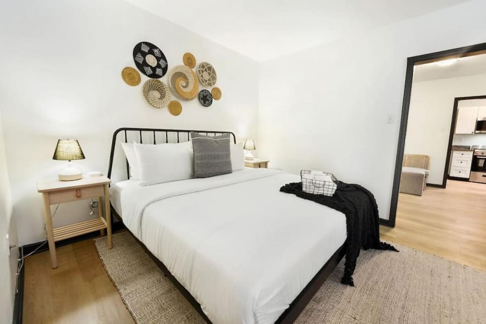 HostWise Stays - Butler St - Private Entrance on Ground Floor - Lower Lawrenceville Apartment in Pittsburgh