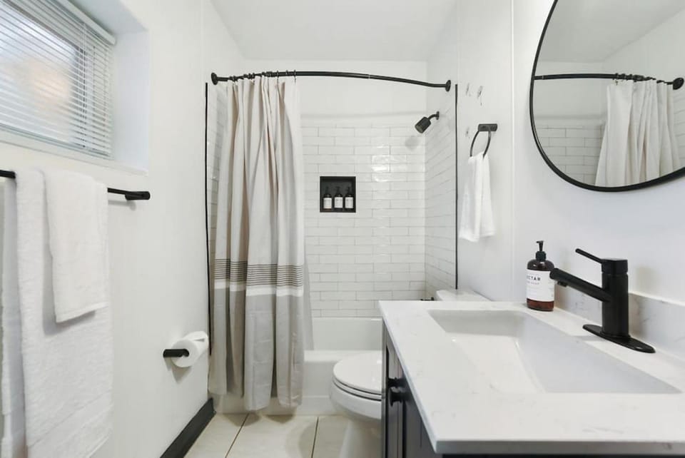 HostWise Stays - Butler St - Private Entrance on Ground Floor - Lower Lawrenceville Apartment in Pittsburgh