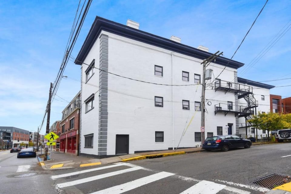 HostWise Stays - Pet Friendly Butler St Apt, Ground Floor with Private Entrance Apartment in Pittsburgh