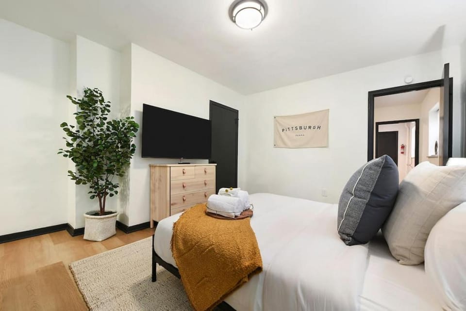 HostWise Stays - Pet Friendly Butler St Apt, Ground Floor with Private Entrance Apartment in Pittsburgh