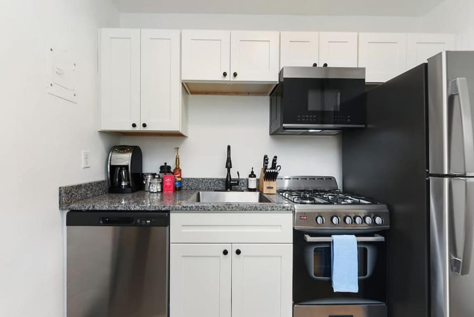 HostWise Stays - Prime Butler St Location - Lower Lawrenceville Apartment in Pittsburgh