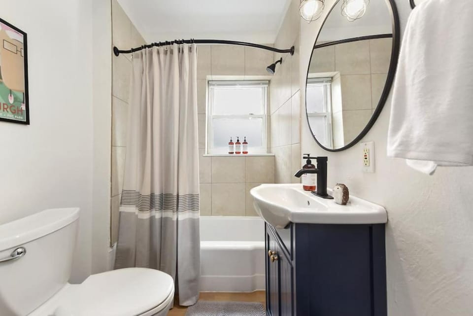 HostWise Stays - Prime Butler St Location - Lower Lawrenceville Apartment in Pittsburgh