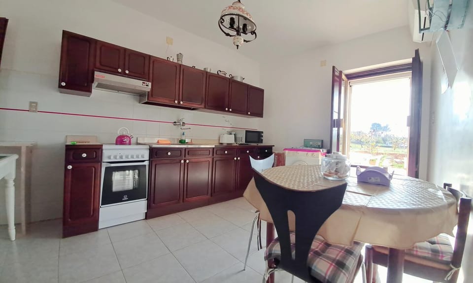 Coffee/tea facilities, Dining area, stove