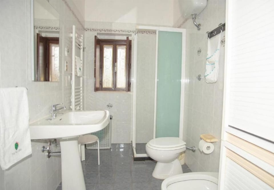 Shower, Toilet, Bathroom, bidet, towels