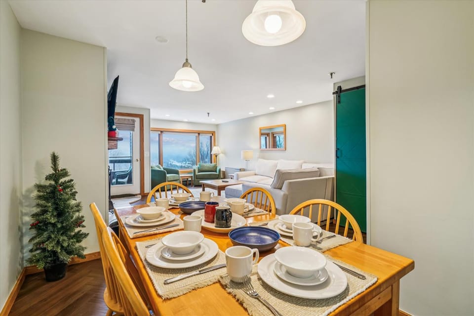 Seating area, Dining area