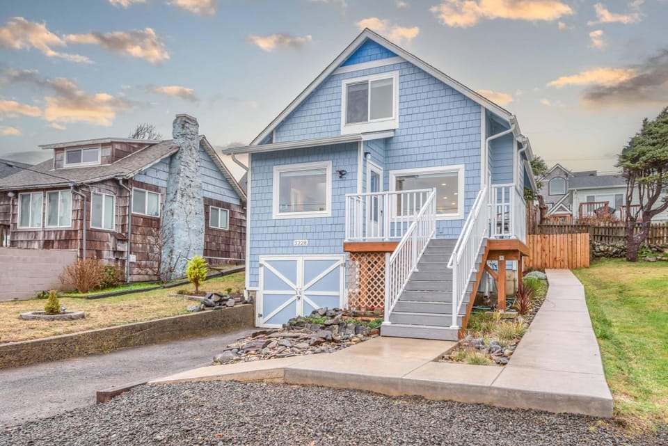 Charlies Lookout House in Lincoln City