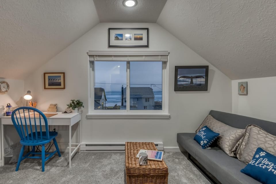 Charlies Lookout House in Lincoln City