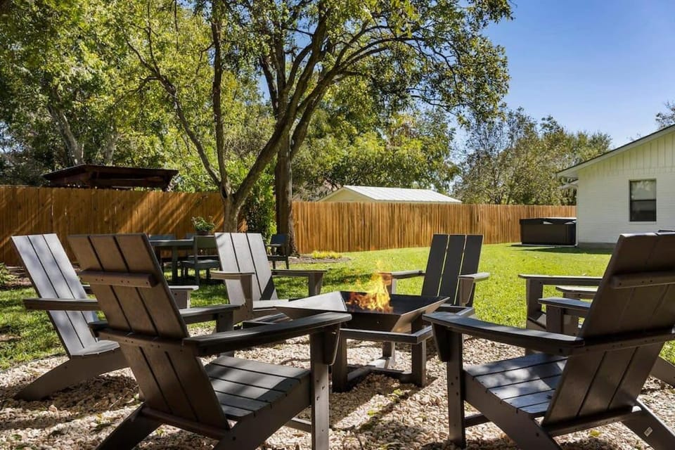 Bellflor Haus Full Kitchen plus Hot tub House in Fredericksburg