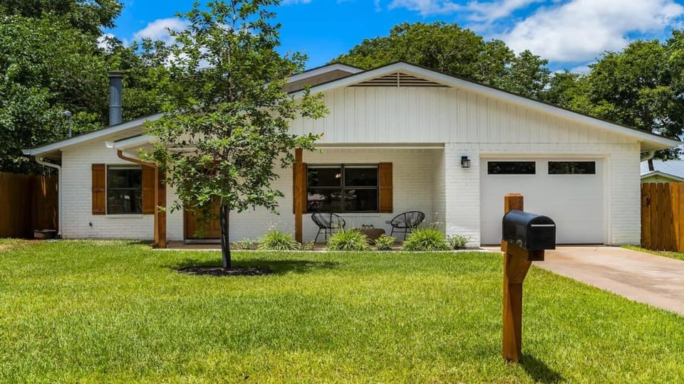 Bellflor Haus Full Kitchen plus Hot tub House in Fredericksburg