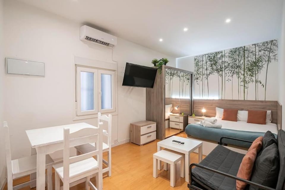 Photo of the whole room, air conditioner