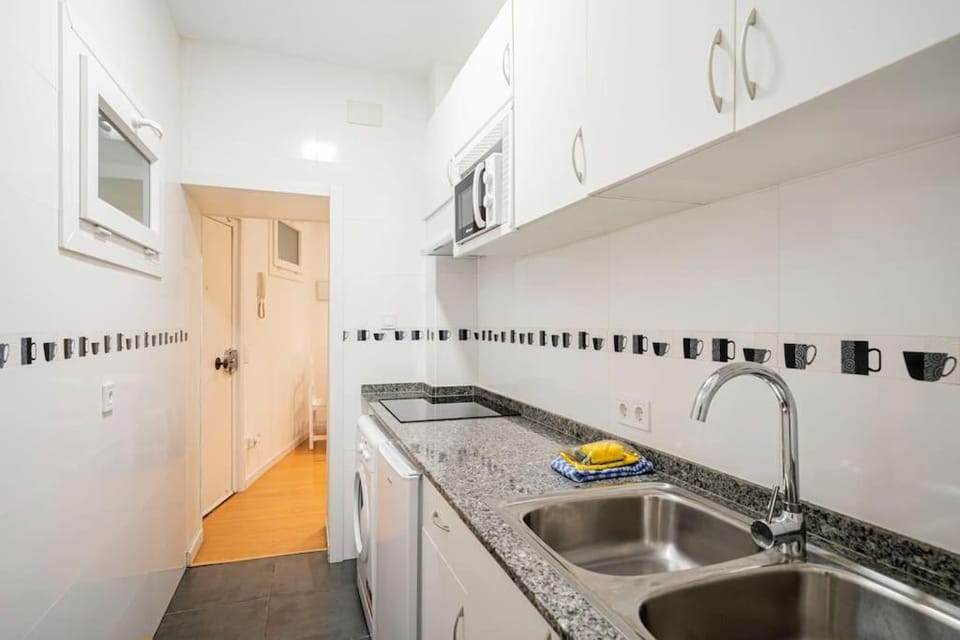 Kitchen or kitchenette, minibar, stove, washing machine