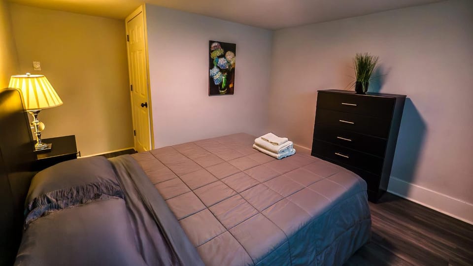 Massive 4 Bed House-Short Walk to Amazing View Apartment in Pittsburgh