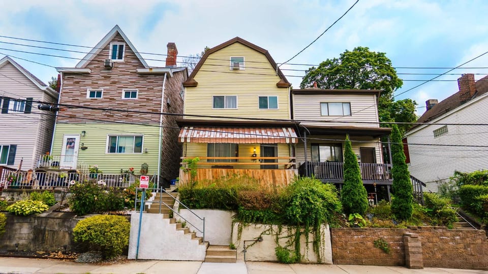 Massive 4 Bed House-Short Walk to Amazing View Apartment in Pittsburgh