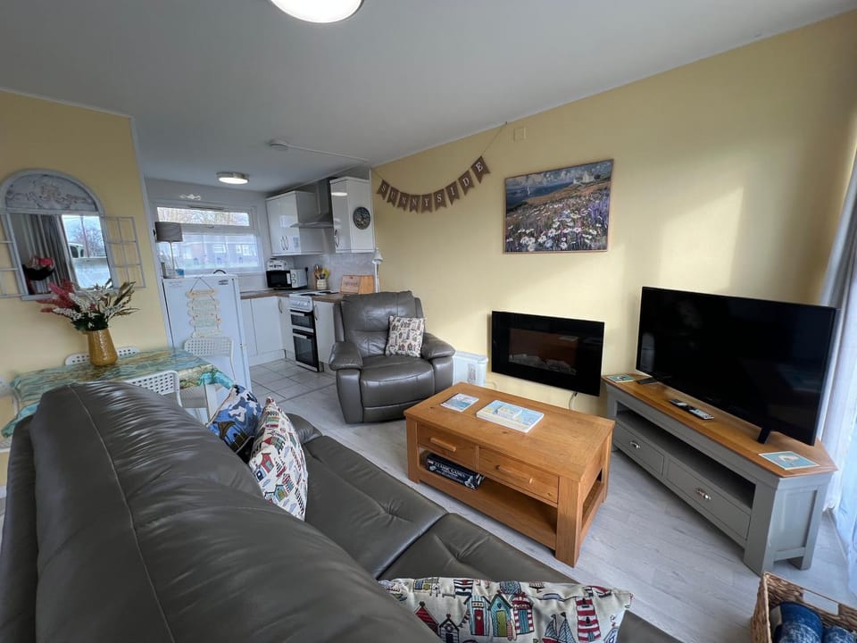 'Sunnyside' Chalet, walk to the beach & close to Norfolk broads - pet friendly! Chalet in Hemsby