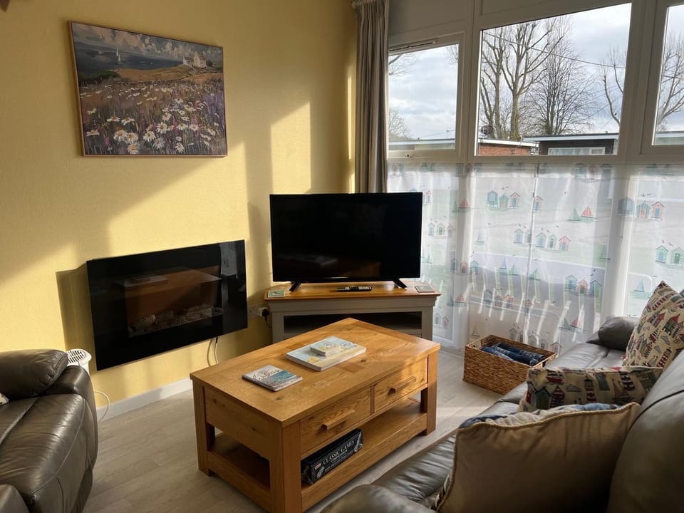 'Sunnyside' Chalet, walk to the beach & close to Norfolk broads - pet friendly! Chalet in Hemsby