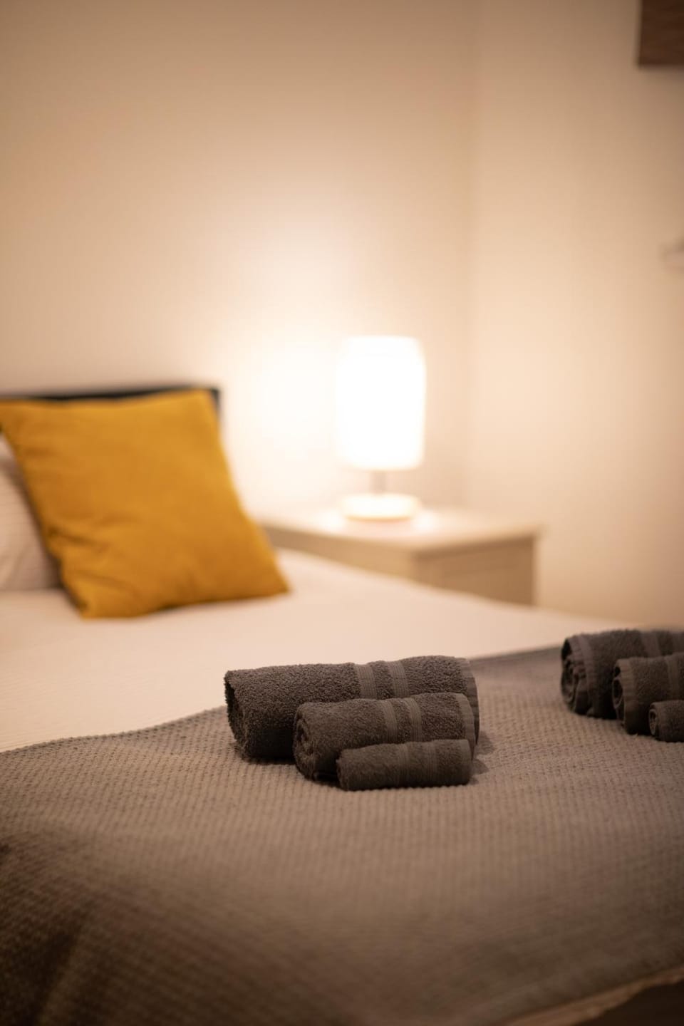 Bed, Bedroom, towels