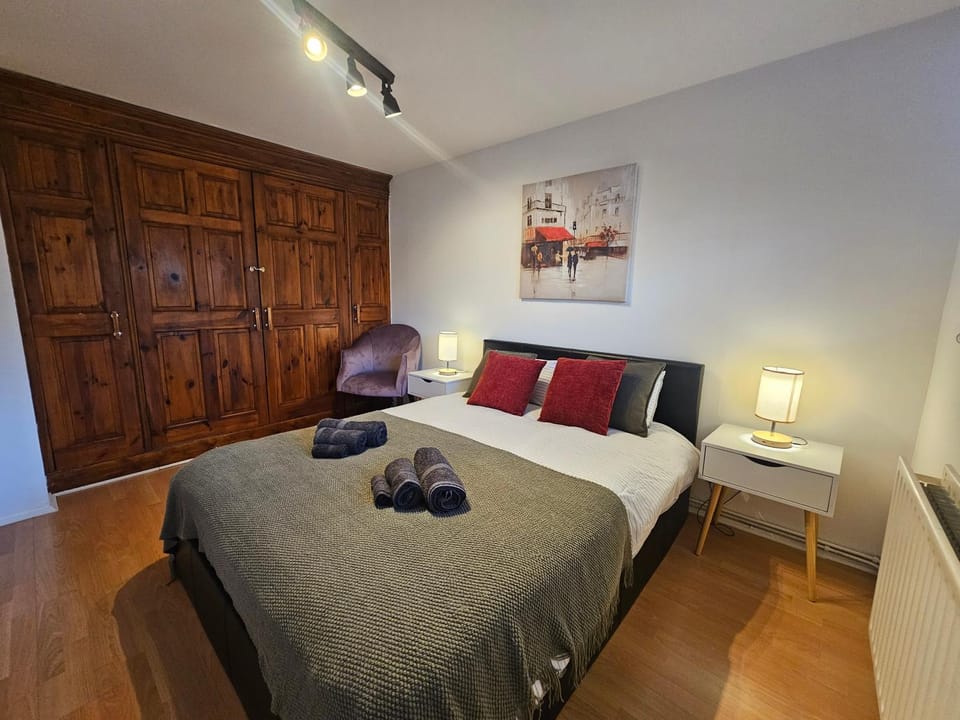 Bed, Photo of the whole room, Bedroom, wardrobe