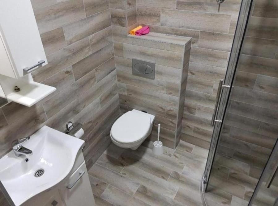 Shower, Toilet, Bathroom, towels