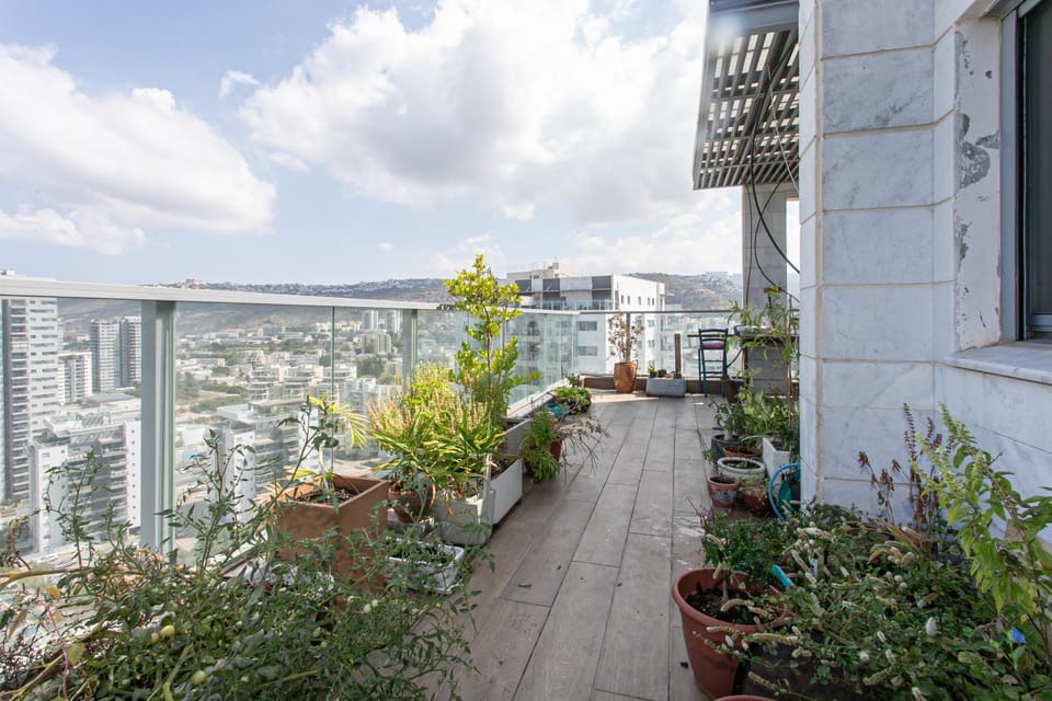 Sunny Penthouse with Private Rooftop Balcony & BBQ Apartment in Haifa
