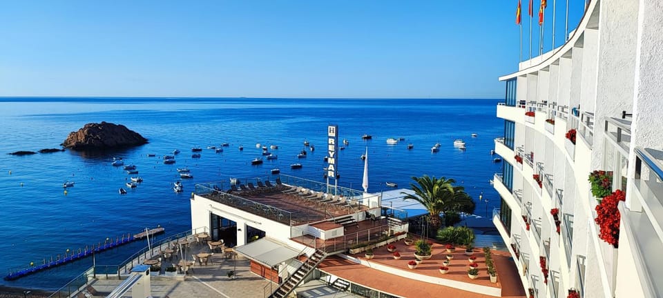 Property building, Facade/entrance, Sea view, Location