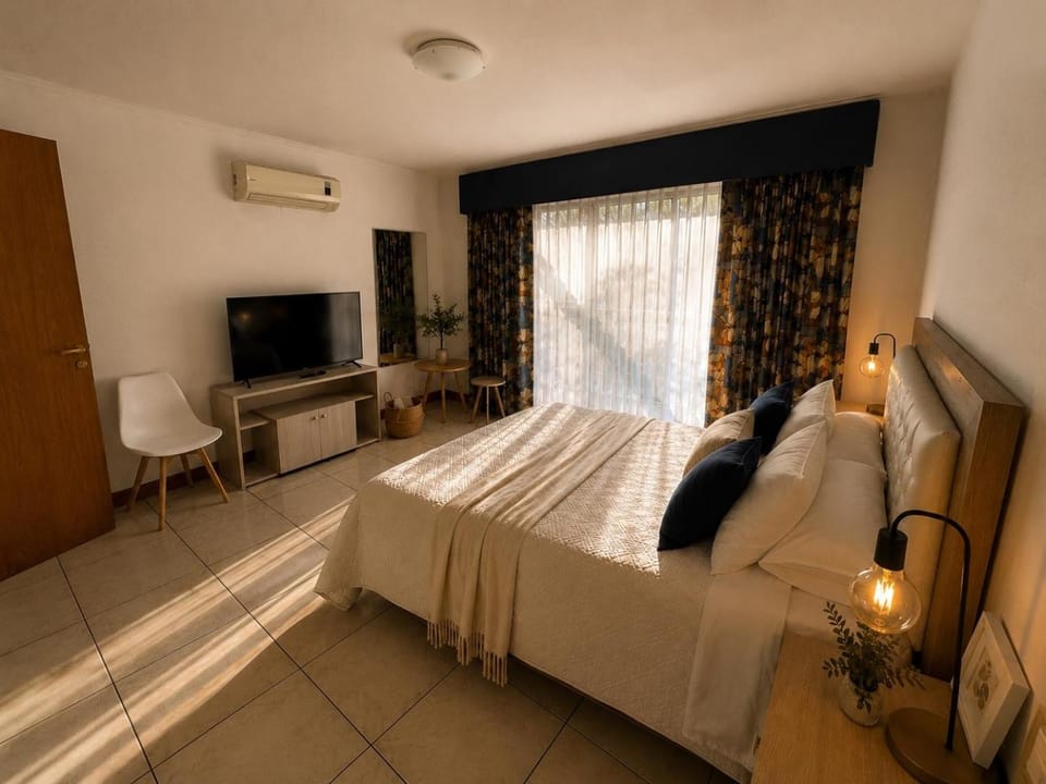 Bed, TV and multimedia, Photo of the whole room, Bedroom, air conditioner