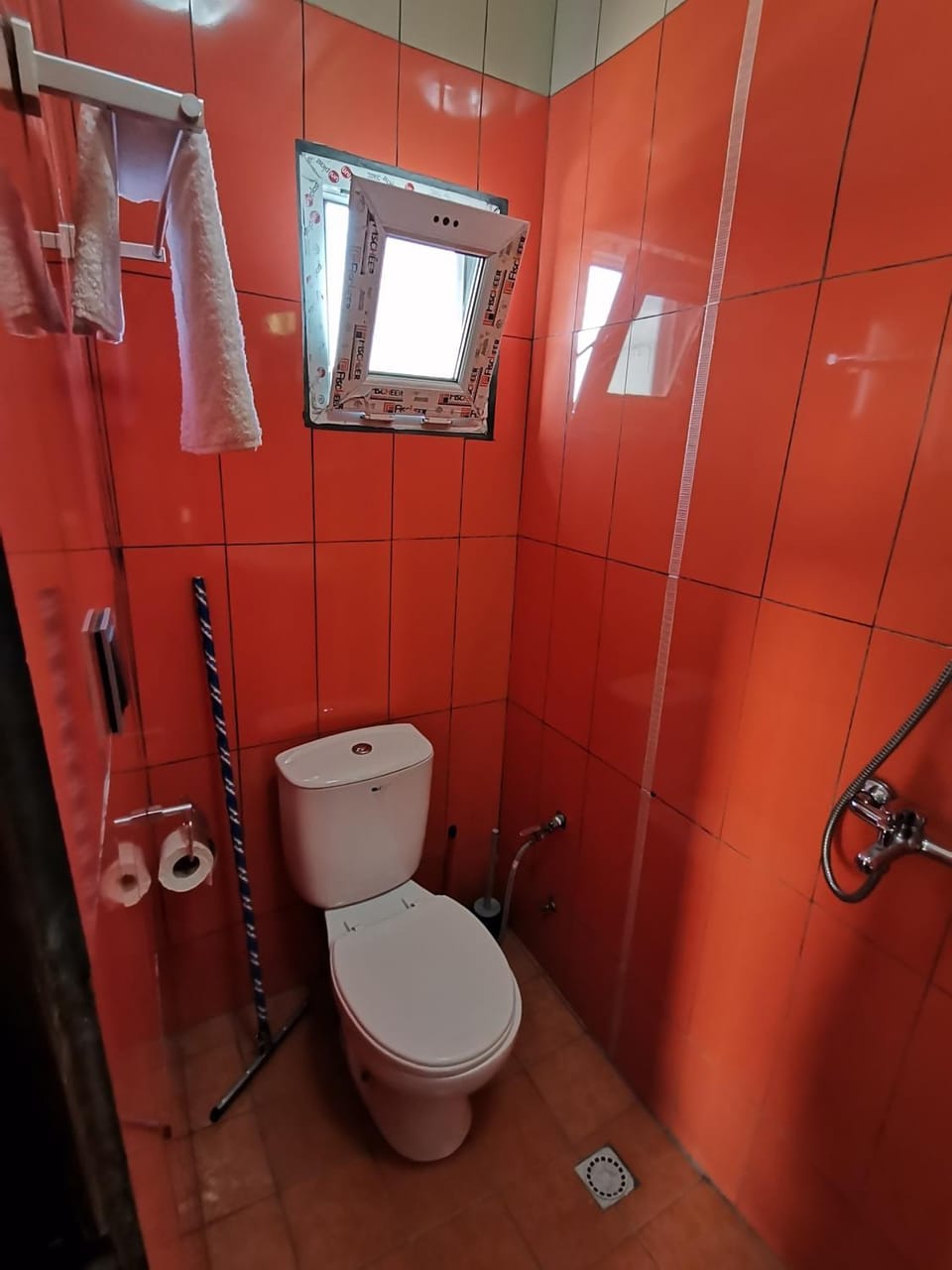 Chambre Hôtelière MB-301B - F1W Bed and Breakfast in Douala
