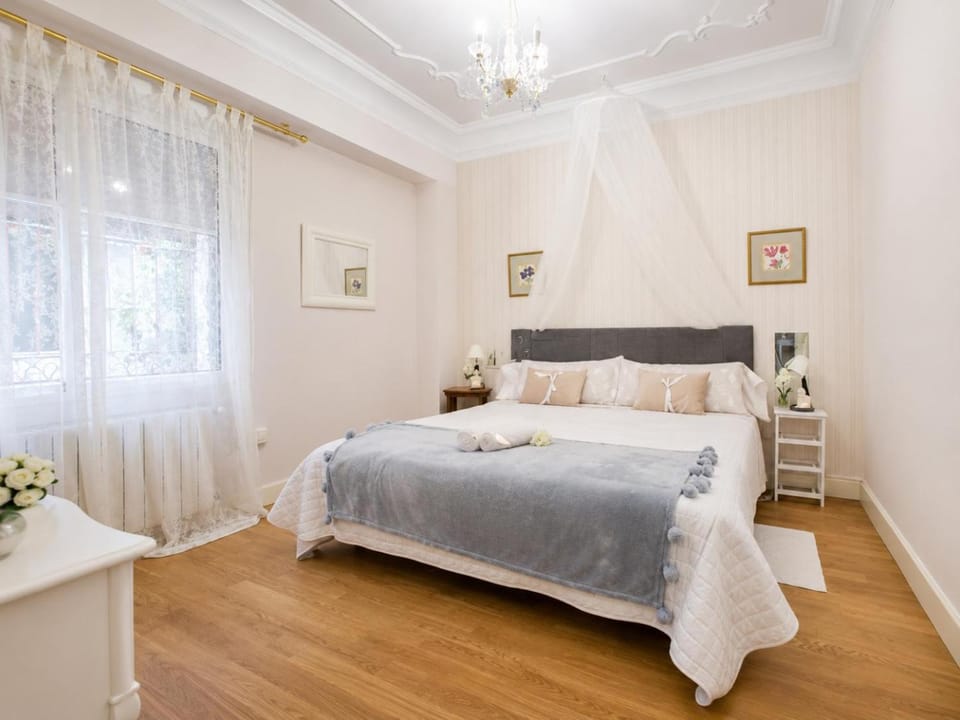 Propiedad Premium de 4 Dormitorios con Terrazas Privadas en Gran Via Valencia-AC, Wifi, Ubicación Perfecta Bed and Breakfast in Valencia