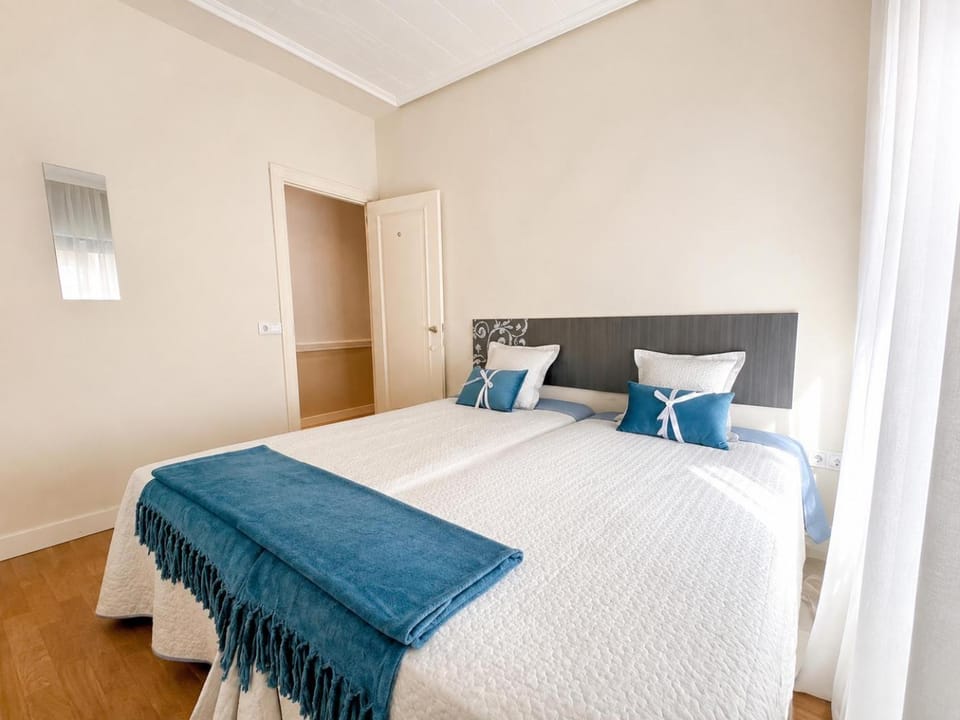 Propiedad Premium de 4 Dormitorios con Terrazas Privadas en Gran Via Valencia-AC, Wifi, Ubicación Perfecta Bed and Breakfast in Valencia