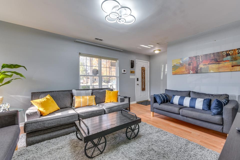 Uptown Charlotte Townhome w/ Patio & Yard! House in Charlotte