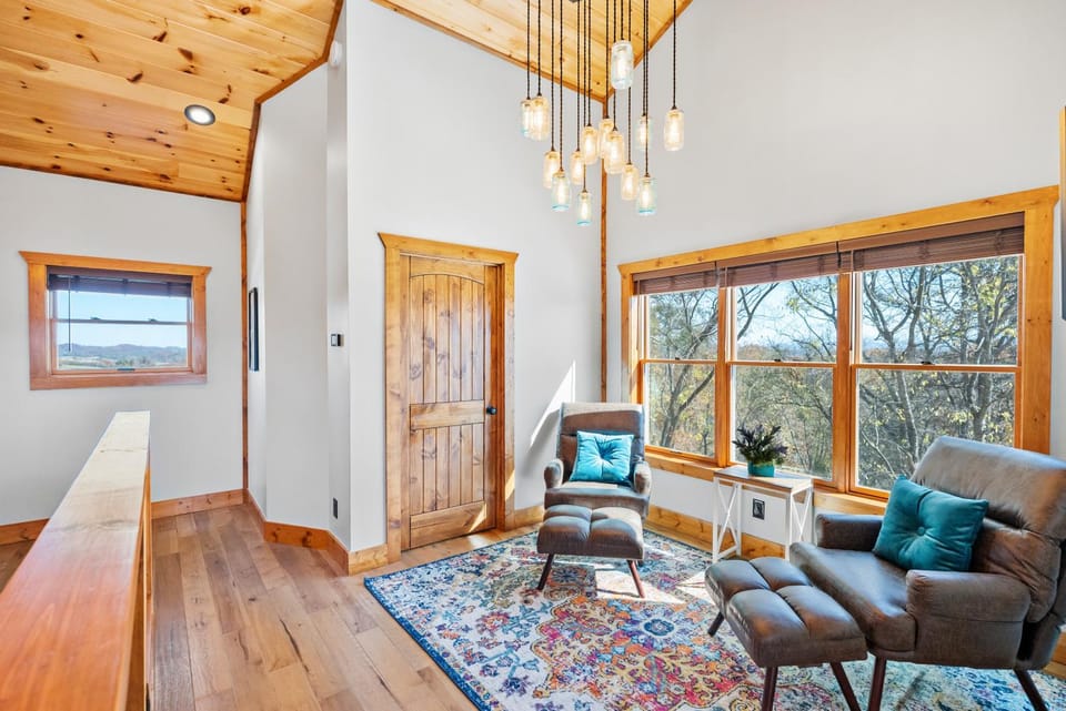 A Song Writers Paradise, Hot Tub Once Owned By Dolly Parton Chalet in Sevierville