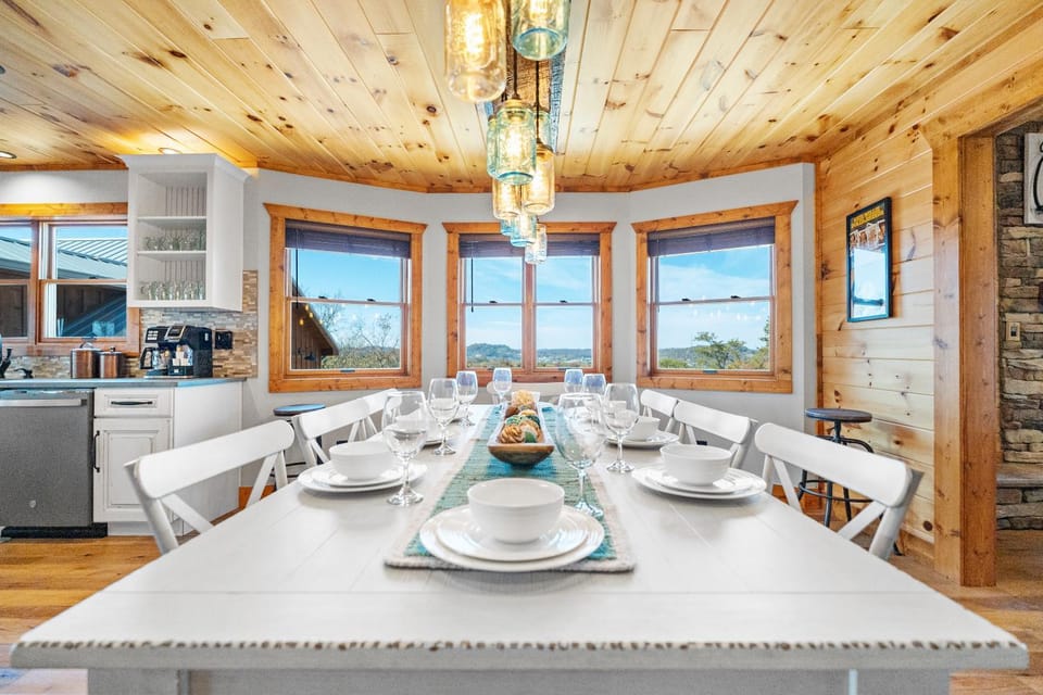 A Song Writers Paradise, Hot Tub Once Owned By Dolly Parton Chalet in Sevierville