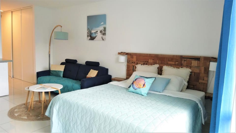 Bed, Living room, Photo of the whole room