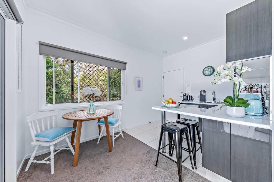 Coffee/tea facilities, Kitchen or kitchenette, Dining area