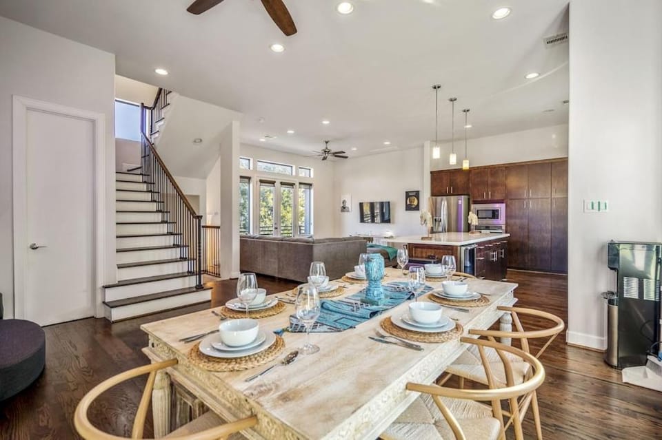 Kitchen or kitchenette, Living room, Dining area