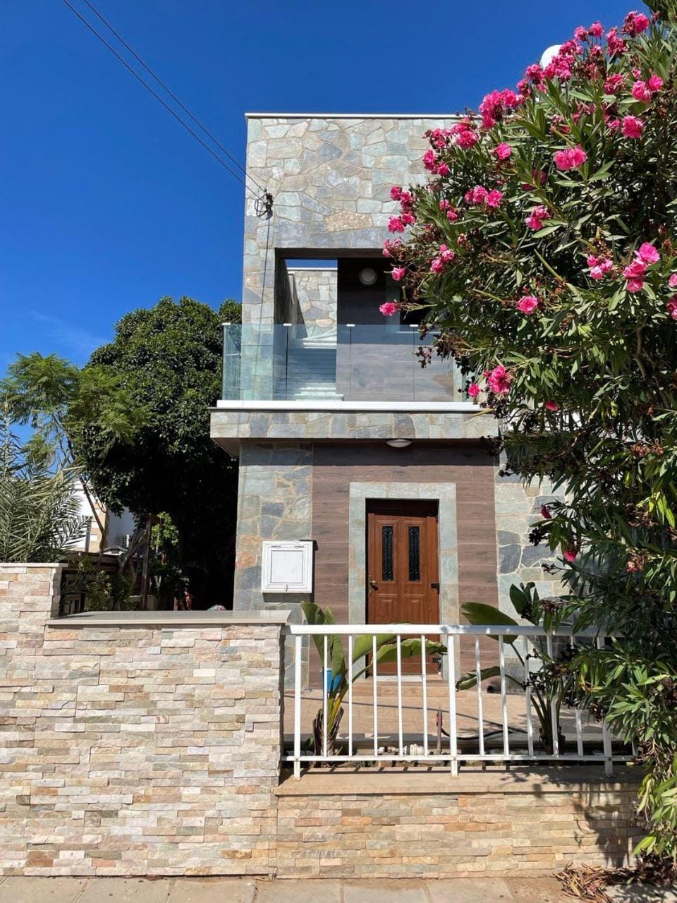 Property building, Facade/entrance, Day