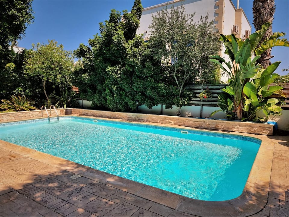 Swimming pool, Swimming pool