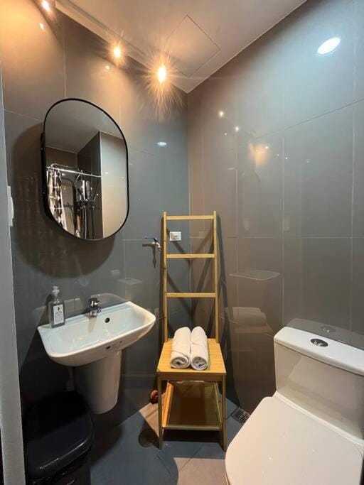 Hygge home with Ayala CBD Makati view! NEW! Apartment in Makati