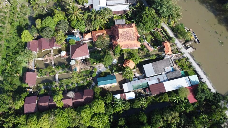 Property building, Neighbourhood, Natural landscape, Bird's eye view, Lake view, River view