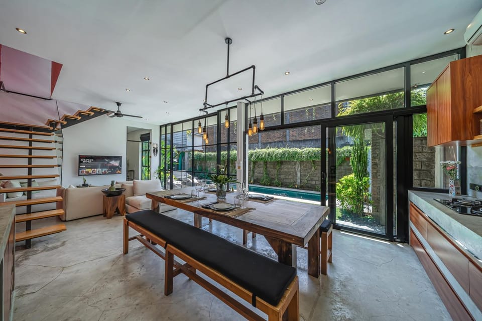 The Jungalow - 2BR Berawa Villa Near Beach, Café del Mar & Padel Villa in North Kuta