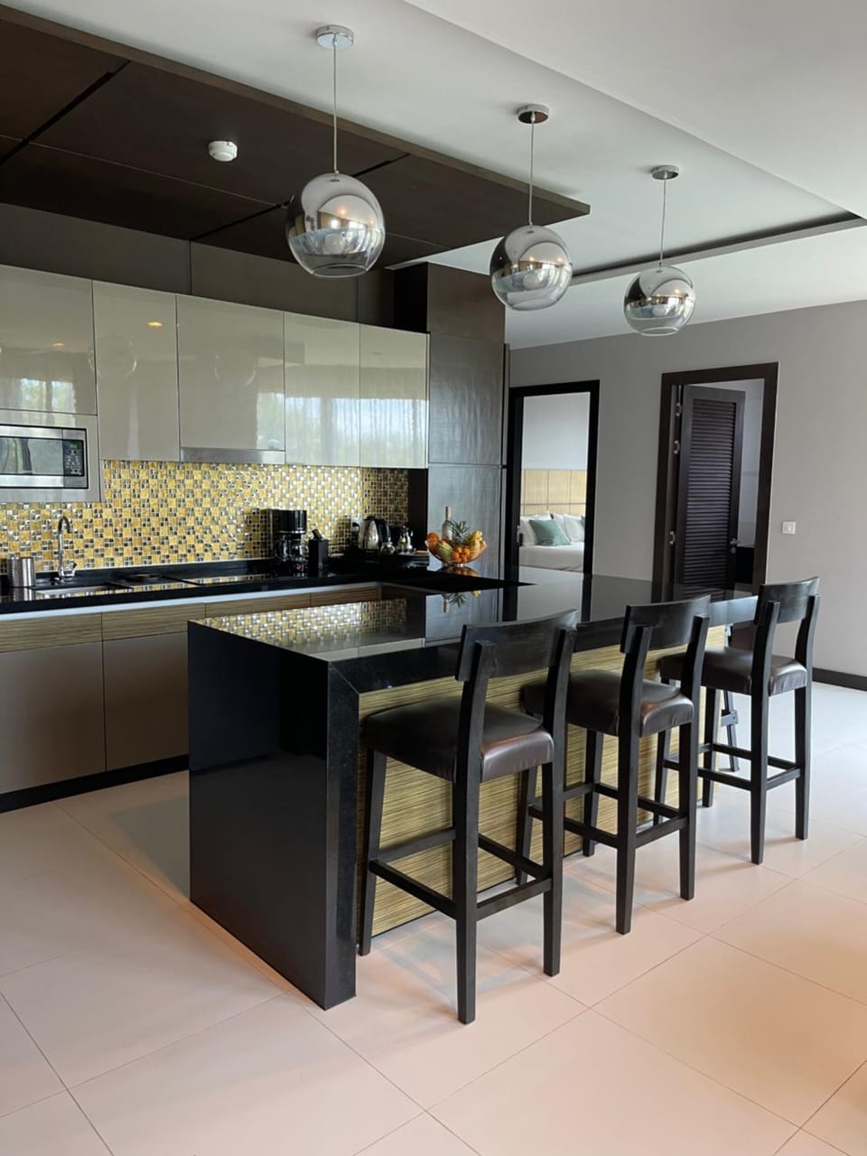 Kitchen or kitchenette, Dining area, minibar, stove