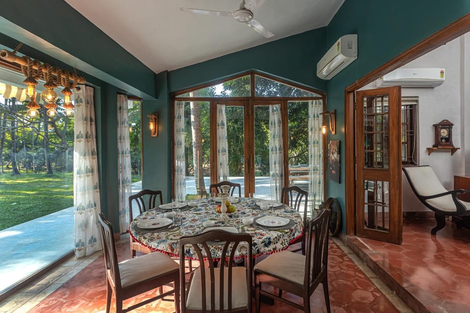 Property building, Dining area, Dinner, Dinner, air conditioner, air conditioner