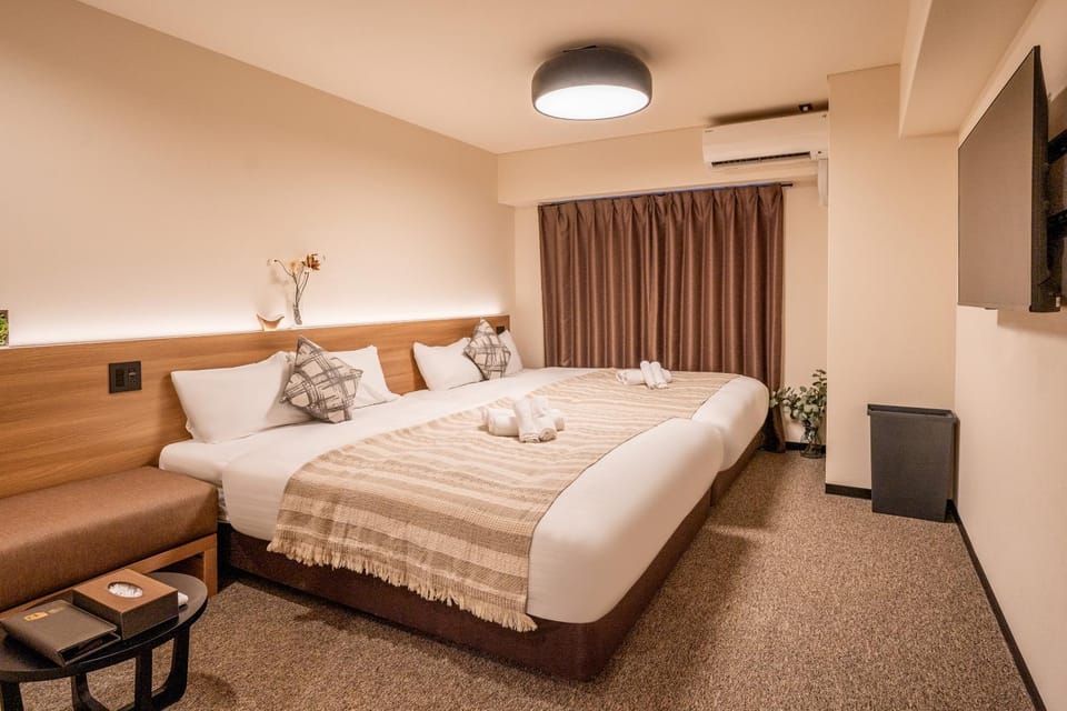 Bed, TV and multimedia, Living room, Photo of the whole room, Bedroom, towels, air conditioner