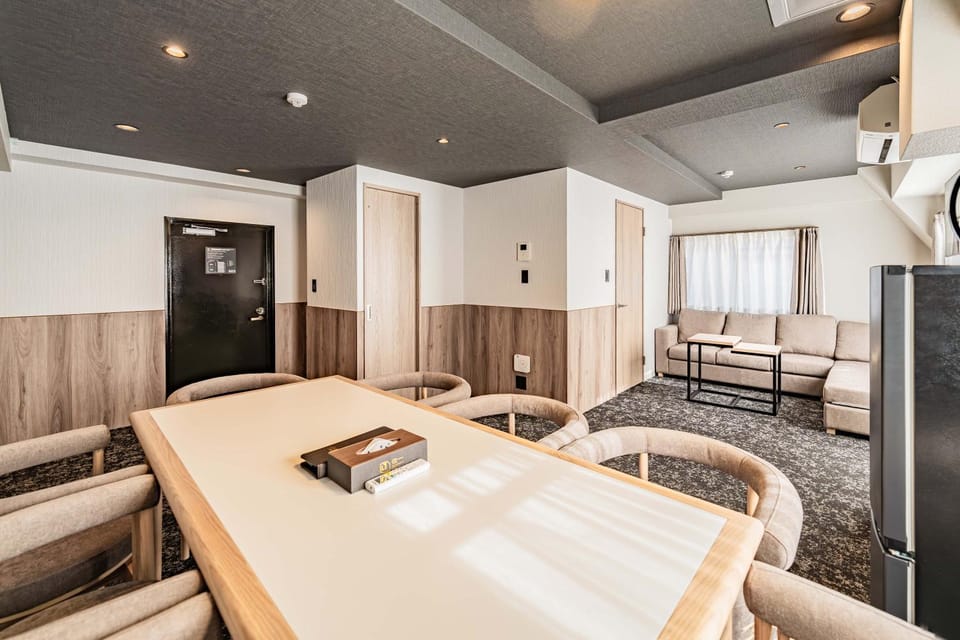 Photo of the whole room, Seating area