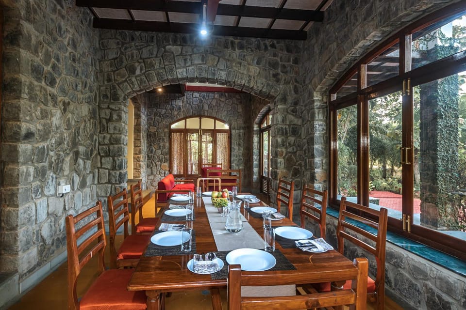 Patio, Living room, Food and drinks, Seating area, Dining area, Food
