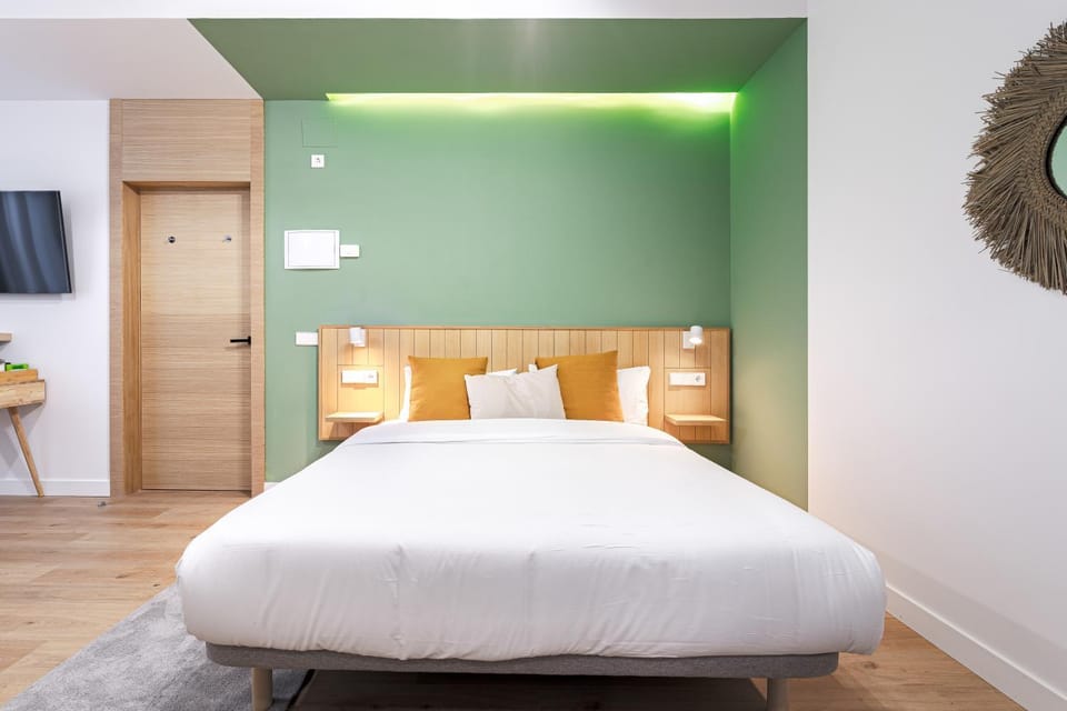 Photo of the whole room, Bedroom